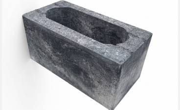v ploše